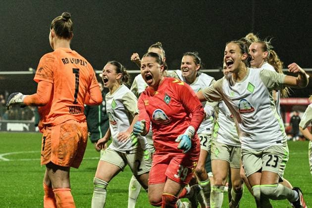 Soccer I Women I Season 2025 2026 I DFB Cup I RB Leipzig SV Werder Bremen I 16 11 2025 Mariella El Sherif 39, SV Werder Bremen cheers with the team after the penalty shoot-out Leipzig RB Training Center, Cottaweg 7 Saxony Germany Copyright: xLobeca InesxHähnelx