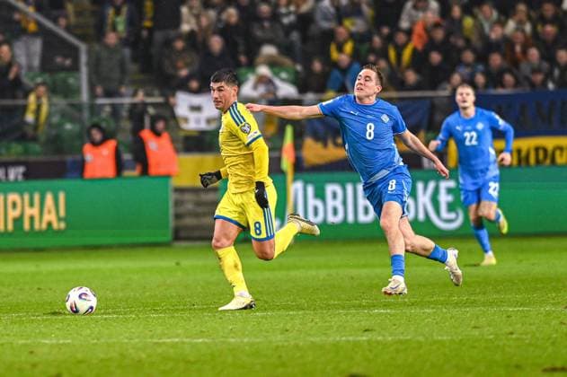 Warszawa 16.11.2025. Pilka nozna Eliminacje Mistrzostw Swiata 2026 kolejka 10 mecz : Ukraina -Islandia --- Football 2026 FIFA World Cup, WM, Weltmeisterschaft, Fussball qualifiers round 10 match : Ukraine - Iceland nz Isak Johannesson Ruslan Malinovsky Fot. Kai Taller Arena Akcji NEWSPIX.PL --- newspix.pl 