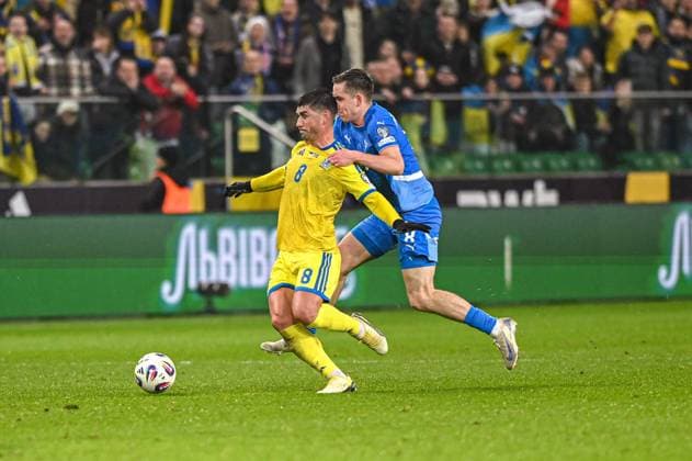 Warszawa 16.11.2025. Pilka nozna Eliminacje Mistrzostw Swiata 2026 kolejka 10 mecz : Ukraina -Islandia --- Football 2026 FIFA World Cup, WM, Weltmeisterschaft, Fussball qualifiers round 10 match : Ukraine - Iceland nz Isak Johannesson Ruslan Malinovsky Fot. Kai Taller Arena Akcji NEWSPIX.PL --- newspix.pl 
