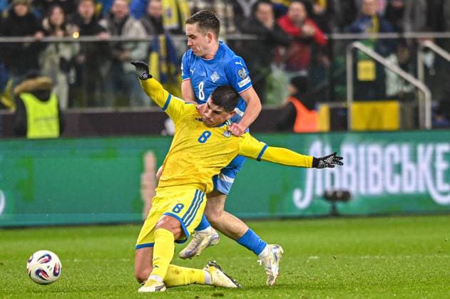 Warszawa 16.11.2025. Pilka nozna Eliminacje Mistrzostw Swiata 2026 kolejka 10 mecz : Ukraina -Islandia --- Football 2026 FIFA World Cup, WM, Weltmeisterschaft, Fussball qualifiers round 10 match : Ukraine - Iceland nz Isak Johannesson Ruslan Malinovskyi Fot. Kai Taller Arena Akcji NEWSPIX.PL --- newspix.pl 