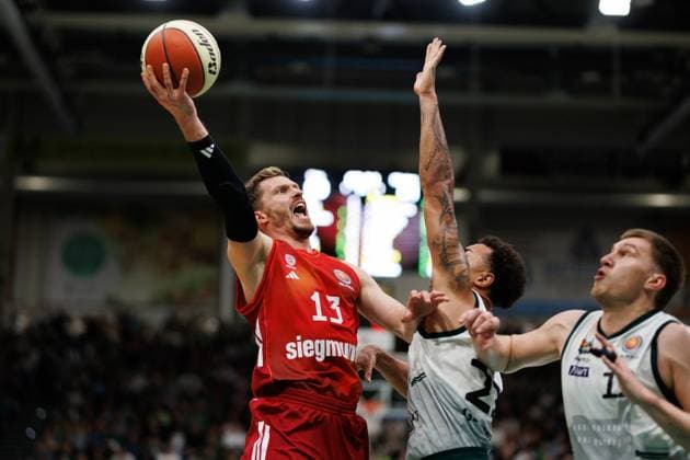 Andreas Obst FC Bayern Basketball in a duel with Nolan Adekunle Gladiators Trier and Marten Linssen Gladiators Trier , Vet Concept Gladiators Trier vs FC Bayern Basketball, Basketball, BBL Cup, Quarter-finals, 2025 2026 season, 16 11 2025 Vet Concept Gladiators Trier vs FC Bayern Basketball, Basketball, BBL Cup, Quarter-finals, 2025 2026 season, 16 11 2025 Copyright: xEibner-Pressefoto AlexanderxNeisx EP_ANS
