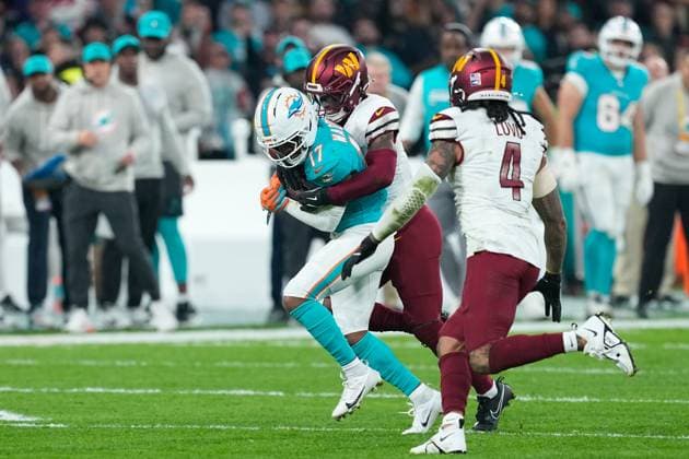 November 16, 2025, Madrid, Madrid, Spain: Jaylen Waddle of the Miami Dolphins runs with the ball during the National Football League NFL, American Football Herren, USA 2025 Madrid Game, match played between Miami Dolphins and Washington Commanders at Bernabeu stadium on November 16, 2025, in Madrid, Spain. Madrid Spain - ZUMAa181 20251116_zaa_a181_109 Copyright: xOscarxJ.xBarrosox