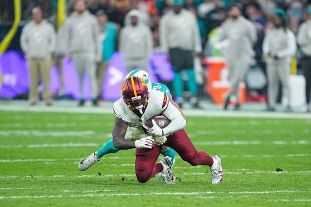 November 16, 2025, Madrid, Madrid, Spain: Deebo Samuel of the Washington Commanders and Jordyn Brooks of the Miami Dolphins compete for the ball during the National Football League NFL, American Football Herren, USA 2025 Madrid Game, match played between Miami Dolphins and Washington Commanders at Bernabeu stadium on November 16, 2025, in Madrid, Spain. Madrid Spain - ZUMAa181 20251116_zaa_a181_111 Copyright: xOscarxJ.xBarrosox