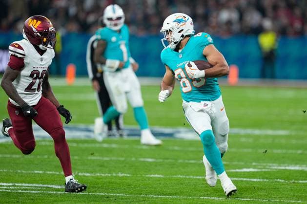 November 16, 2025, Madrid, Madrid, Spain: Julian Hill of the Miami Dolphins runs with the ball during the National Football League NFL, American Football Herren, USA 2025 Madrid Game, match played between Miami Dolphins and Washington Commanders at Bernabeu stadium on November 16, 2025, in Madrid, Spain. Madrid Spain - ZUMAa181 20251116_zaa_a181_114 Copyright: xOscarxJ.xBarrosox