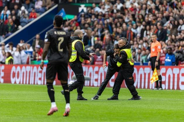 Fan who invaded the pitch before the match between Portugal national team, Nationalteam and Armenia National team, valid for 2026 World Cup Qualifiers at Est‡dio do Drag‹o on 16 November 2025. Porto Estadio do Dragao Porto Portugal Copyright: xIMAGOx xPRIMExSPORTSxIMAGESx xFILIPExOLIVEIRAx