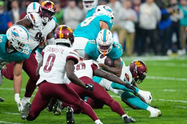 November 16, 2025, Madrid, Madrid, Spain: Ollie Gordon II of the Miami Dolphins and Quan Martin of the Washington Commanders compete for the ball during the National Football League NFL, American Football Herren, USA 2025 Madrid Game, match played between Miami Dolphins and Washington Commanders at Bernabeu stadium on November 16, 2025, in Madrid, Spain. Madrid Spain - ZUMAa181 20251116_zaa_a181_117 Copyright: xOscarxJ.xBarrosox