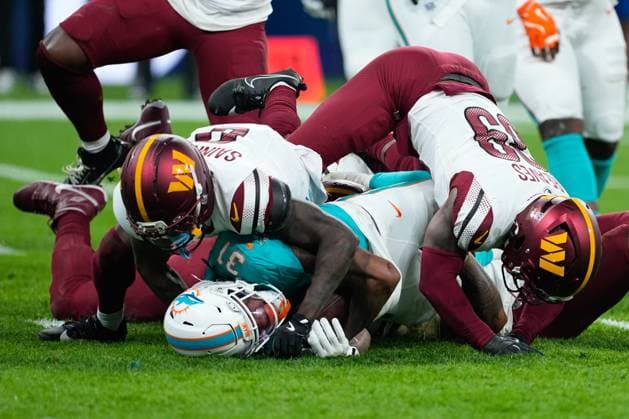 November 16, 2025, Madrid, Madrid, Spain: Ollie Gordon II of the Miami Dolphins, Jeremy Reaves and Mike Sainristil of the Washington Commanders compete for the ball during the National Football League NFL, American Football Herren, USA 2025 Madrid Game, match played between Miami Dolphins and Washington Commanders at Bernabeu stadium on November 16, 2025, in Madrid, Spain. Madrid Spain - ZUMAa181 20251116_zaa_a181_120 Copyright: xOscarxJ.xBarrosox