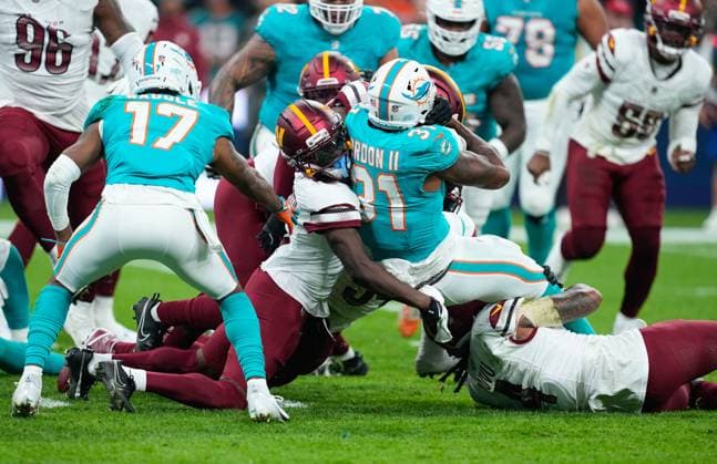 November 16, 2025, Madrid, Madrid, Spain: Ollie Gordon II of the Miami Dolphins and Mike Sainristil of the Washington Commanders compete for the ball during the National Football League NFL, American Football Herren, USA 2025 Madrid Game, match played between Miami Dolphins and Washington Commanders at Bernabeu stadium on November 16, 2025, in Madrid, Spain. Madrid Spain - ZUMAa181 20251116_zaa_a181_121 Copyright: xOscarxJ.xBarrosox