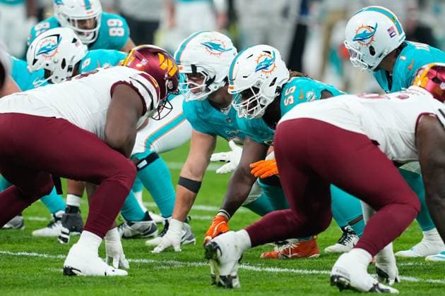 November 16, 2025, Madrid, Madrid, Spain: Aaron Brewer of the Miami Dolphins looks on during the National Football League NFL, American Football Herren, USA 2025 Madrid Game, match played between Miami Dolphins and Washington Commanders at Bernabeu stadium on November 16, 2025, in Madrid, Spain. Madrid Spain - ZUMAa181 20251116_zaa_a181_122 Copyright: xOscarxJ.xBarrosox