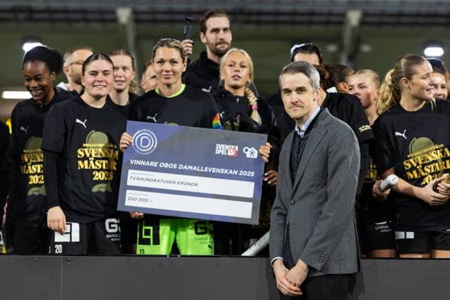 251116 Häcken receives a check after the football match in Damallsvenskan between Häcken and Pitea on November 16, 2025 in Gothenburg  Copyright: MICHAELxERICHSEN BB251116MI089