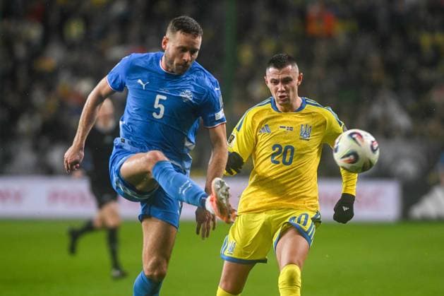 WARSZAWA 16.11.2025 MECZ 6. KOLEJKA GRUPA d ELIMINACJE DO MISTRZOSTW SWIATA 2026: UKRAINA - ISLANDIA --- FIFA World Cup, WM, Weltmeisterschaft, Fussball 2026 QUALIFYING ROUND GROUP G MATCH IN WARSAW: UKRAINE - ICELAND SVERRIR INGASON OLEKSANDR ZUBKOV- FOT. JACEK PRONDZYNSKI FOTOPYK NEWSPIX.PL --- newspix.pl 