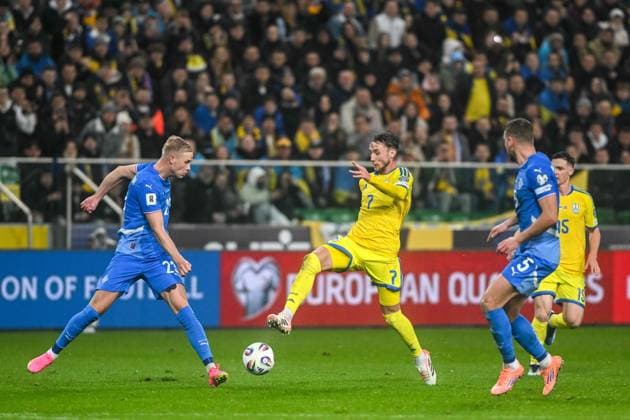 WARSZAWA 16.11.2025 MECZ 6. KOLEJKA GRUPA d ELIMINACJE DO MISTRZOSTW SWIATA 2026: UKRAINA - ISLANDIA --- FIFA World Cup, WM, Weltmeisterschaft, Fussball 2026 QUALIFYING ROUND GROUP G MATCH IN WARSAW: UKRAINE - ICELAND HORDUR MAGNUSSON VLADYSLAV VANAT FOT. JACEK PRONDZYNSKI FOTOPYK NEWSPIX.PL --- newspix.pl 