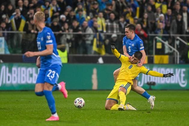 WARSZAWA 16.11.2025 MECZ 6. KOLEJKA GRUPA d ELIMINACJE DO MISTRZOSTW SWIATA 2026: UKRAINA - ISLANDIA --- FIFA World Cup, WM, Weltmeisterschaft, Fussball 2026 QUALIFYING ROUND GROUP G MATCH IN WARSAW: UKRAINE - ICELAND RUSLAN MALINOVSKYI ISAK JOHANNESSON FOT. JACEK PRONDZYNSKI FOTOPYK NEWSPIX.PL --- newspix.pl 