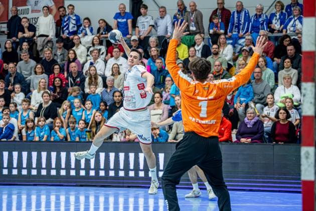 2 Handball Bundesliga TV Hüttenberg Dessau Roßlauer HV, 16 11 25 Philipp Schwarz TV Hüttenberg, 3 , Janik Patzwaldt Dessau Roßlauer HV 06, 1 2 Handball Bundesliga TV Hüttenberg Dessau Roßlauer HV Hüttenberg, 16 11 25 Copyright: xBEAUTIFULxSPORTS Roeczeyx