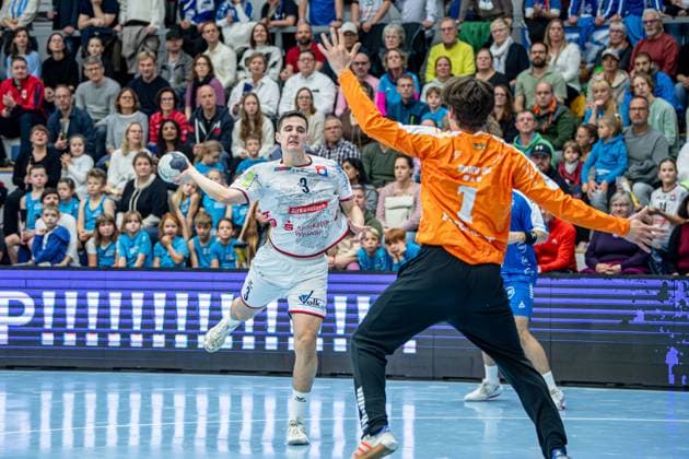 2 Handball Bundesliga TV Hüttenberg Dessau Roßlauer HV, 16 11 25 Philipp Schwarz TV Hüttenberg, 3 , Janik Patzwaldt Dessau Roßlauer HV 06, 1 2 Handball Bundesliga TV Hüttenberg Dessau Roßlauer HV Hüttenberg, 16 11 25 Copyright: xBEAUTIFULxSPORTS Roeczeyx