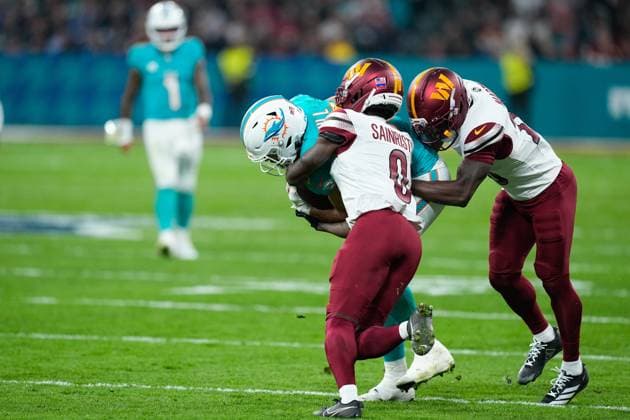 November 16, 2025, Madrid, Madrid, Spain: Julian Hill of the Miami Dolphins, Mike Sainristil and Quan Martin of the Washington Commanders compete for the ball during the National Football League NFL, American Football Herren, USA 2025 Madrid Game, match played between Miami Dolphins and Washington Commanders at Bernabeu stadium on November 16, 2025, in Madrid, Spain. Madrid Spain - ZUMAa181 20251116_zaa_a181_134 Copyright: xOscarxJ.xBarrosox