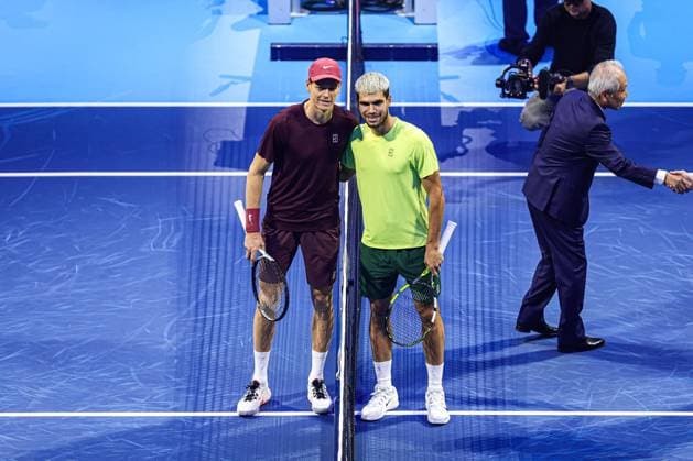Nitto ATP, Tennis Herren Finals 2025 - Day 8 Carlos Alcaraz of Spain poses with Jannik Sinner of Italy in the Final Men s Singles Round match during day eight of the Nitto ATP Finals 2025 at Inalpi Arena in Turin, Italy, on November 16, 2025. Turin Turin Italy  Copyright: xMiguelxReisx originalFilename:reis-notitle251116_npxXk.jpg
