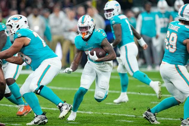 November 16, 2025, Madrid, Madrid, Spain: Ollie Gordon II of the Miami Dolphins runs with the ball during the National Football League NFL, American Football Herren, USA 2025 Madrid Game, match played between Miami Dolphins and Washington Commanders at Bernabeu stadium on November 16, 2025, in Madrid, Spain. Madrid Spain - ZUMAa181 20251116_zaa_a181_138 Copyright: xOscarxJ.xBarrosox