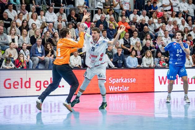 2 Handball Bundesliga TV Hüttenberg Dessau Roßlauer HV, 16 11 25 Leif Haack TV Hüttenberg, 20 , Janik Patzwaldt Dessau Roßlauer HV 06, 1 2 Handball Bundesliga TV Hüttenberg Dessau Roßlauer HV Hüttenberg, 16 11 25 Copyright: xBEAUTIFULxSPORTS Roeczeyx