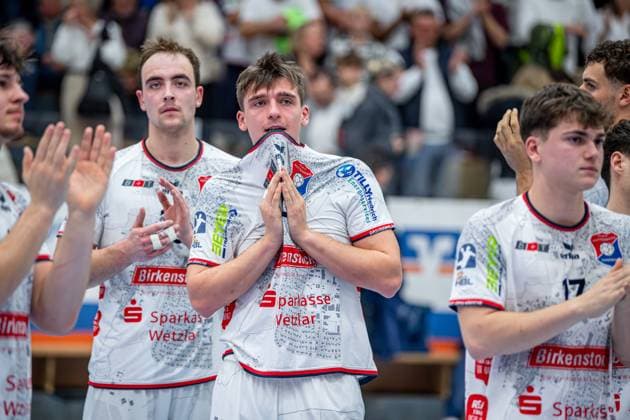 2 Handball Bundesliga TV Hüttenberg Dessau Roßlauer HV, 16 11 25 Torsten Anselm TV Hüttenberg, 25 , Paul Ohl TV Hüttenberg, 10 , Phil Spandau TV Hüttenberg, 17 2 Handball Bundesliga TV Hüttenberg Dessau Roßlauer HV Hüttenberg, 16 11 25 Copyright: xBEAUTIFULxSPORTS Roeczeyx