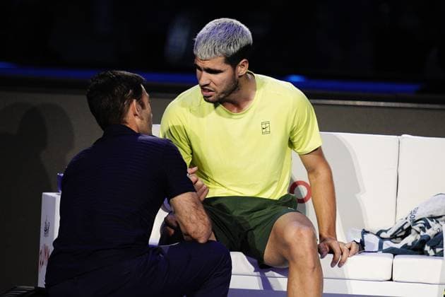 Spain s Carlos Alcaraz with medical professional during the singles final tennis match of the ATP, Tennis Herren World Tour Finals against Italy s Jannik Sinner at the Inalpi Arena in Turin, Italy - Sunday, Nov. 16, 2025. - Tennis  Copyright: xMarcoxAlpozzi LaPressex