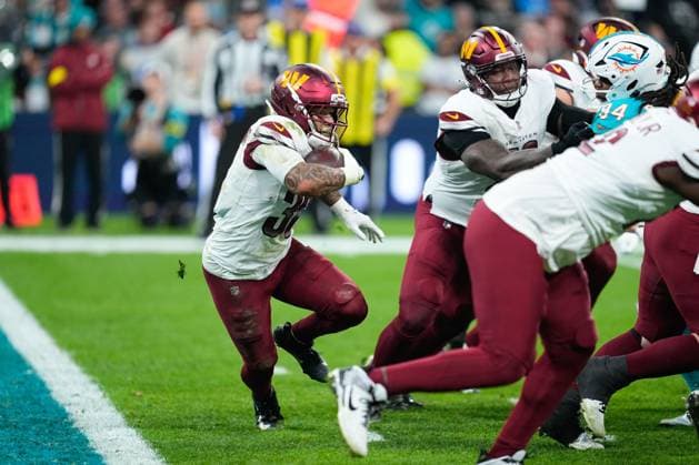 November 16, 2025, Madrid, Madrid, Spain: Chris Rodriguez Jr. of the Washington Commanders runs with the ball during the National Football League NFL, American Football Herren, USA 2025 Madrid Game, match played between Miami Dolphins and Washington Commanders at Bernabeu stadium on November 16, 2025, in Madrid, Spain. Madrid Spain - ZUMAa181 20251116_zaa_a181_145 Copyright: xOscarxJ.xBarrosox