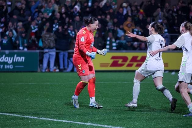 Mariella El Sherif SV Werder Bremen Frauen, 39 , Chiara D Angelo SV Werder Bremen Frauen, 02 , Emoeke Papai SV Werder Bremen Frauen, 16 Jubel Freude nach dem Sieg im Elfmeterschiessen, RB Leipzig Frauen vs SV Werder Bremen Frauen, Fußball, DFB Pokal Frauen, Round of 16, Season 2025 2026, 16 11 2025,¨ DFL REGULATIONS PROHIBIT ANY USE OF PHOTOGRAPHS AS IMAGE SEQUENCES AND OR QUASI VIDEO,¨ RB Leipzig Women vs SV Werder Bremen Women, Football, DFB Pokal Women, Round of 16, Season 2025 2026, 16 11 2025 Leipzig Copyright: xEibner-Pressefoto LauraxRoemerx EP_LRR