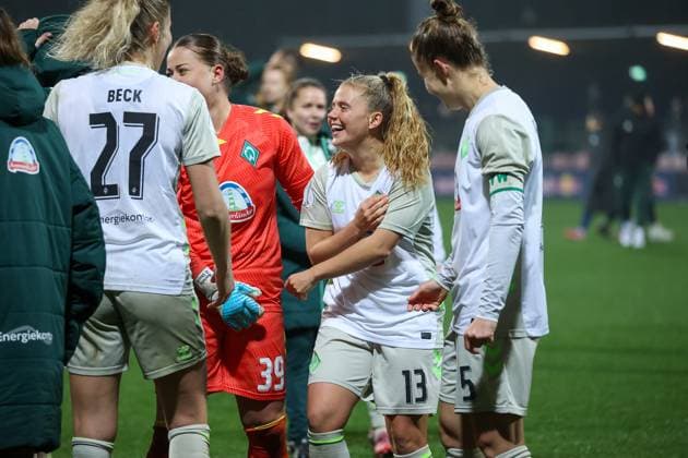 Ricarda Walking SV Werder Bremen Frauen, 13 Jubel Freude nach dem Sieg im Elfmeterschiessen, RB Leipzig Frauen vs SV Werder Bremen Frauen, Fußball, DFB Pokal Frauen, Achtelfinale, Saison 2025 2026, 16 11 2025,¨ DFL REGULATIONS PROHIBIT ANY USE OF PHOTOGRAPHS AS IMAGE SEQUENCES AND OR QUASI VIDEO,¨ RB Leipzig Women vs SV Werder Bremen Women, Football, DFB Cup Women, Round of 16, Season 2025 2026, 16 11 2025 Leipzig Copyright: xEibner-Pressefoto LauraxRoemerx EP_LRR
