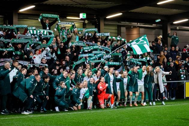 Mariella El Sherifs team SV Werder Bremen Women, 39 cheers after winning the penalty shoot-out, poses with fans, fan scarves, flags, RB Leipzig Women vs SV Werder Bremen Women, football, DFB Pokal Women, round of 16, Season 2025 2026, 16 11 2025,¨ DFL REGULATIONS PROHIBIT ANY USE OF PHOTOGRAPHS AS IMAGE SEQUENCES AND OR QUASI VIDEO,¨ RB Leipzig Women vs SV Werder Bremen Women, Football, DFB Cup Women, Round of 16, Season 2025 2026, 16 11 2025 Leipzig Copyright: xEibner-Pressefoto LauraxRoemerx EP_LRR