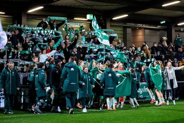 Mariella El Sherifs team SV Werder Bremen Frauen, 39 cheers after winning the penalty shoot-out, poses with fans, fan scarves, flags, , RB Leipzig Frauen vs SV Werder Bremen Frauen, Fußball, DFB Pokal Frauen, Achtelfinale, Season 2025 2026, 16 11 2025,¨ DFL REGULATIONS PROHIBIT ANY USE OF PHOTOGRAPHS AS IMAGE SEQUENCES AND OR QUASI VIDEO,¨ RB Leipzig Women vs SV Werder Bremen Women, Football, DFB Cup Women, Round of 16, Season 2025 2026, 16 11 2025 Leipzig Copyright: xEibner-Pressefoto LauraxRoemerx EP_LRR