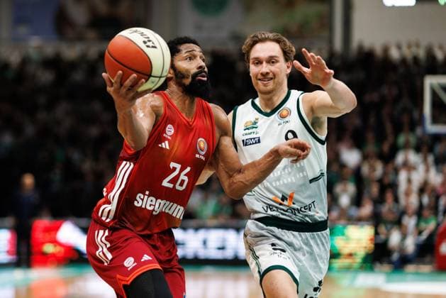 Spencer Dinwiddie FC Bayern Basketball in duel with Marco Hollersbacher Gladiators Trier , Vet Concept Gladiators Trier vs FC Bayern Basketball, Basketball, BBL Pokal, Quarterfinals, Season 2025 2026, 16 11 2025 Vet Concept Gladiators Trier vs FC Bayern Basketball, Basketball, BBL Pokal, Quarterfinals, Season 2025 2026, 16 11 2025 Copyright: xEibner-Pressefoto AlexanderxNeisx EP_ANS