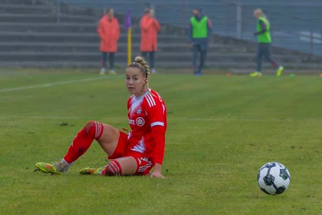 Ingolstadt, Germany 16 November 2025 DFB Pokal Women 1 8 Final 2025 2026 FC Ingolstadt 04 vs FC Bayern Munich In the picture Giulia Gwinn FCB unhappy on the pitch ESV Stadion Bayern Copyright: xFotostandx xSchäferx