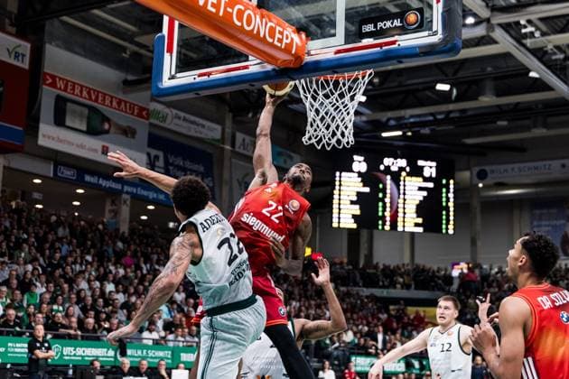 BBL Cup Vet Concept Gladiators Trier FC Bayern Munich 16 11 2025 Nolan Adekunle Vet Concept Gladiators Trier, 22 , Isiaha Mike FC Bayern Munich, 22 in the throw, dunk BBL Cup Vet Concept Gladiators Trier FC Bayern Munich Trier, SWT Arena, 16 11 2025 Copyright: xBEAUTIFULxSPORTS Wunderlx