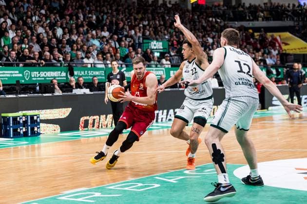 BBL Cup Vet Concept Gladiators Trier FC Bayern Munich 16 11 2025 Andreas Andi Obst FC Bayern Munich, 13 on the ball, Nolan Adekunle Vet Concept Gladiators Trier, 22 BBL Cup Vet Concept Gladiators Trier FC Bayern Munich Trier, SWT Arena, 16 11 2025 Copyright: xBEAUTIFULxSPORTS Wunderlx
