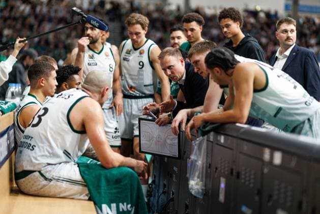 Jacques Schneider Gladiators Trier during the time-out speech, Vet Concept Gladiators Trier vs FC Bayern Basketball, Basketball, BBL Cup, Quarter-finals, 2025 2026 season, 16 11 2025 Vet Concept Gladiators Trier vs FC Bayern Basketball, Basketball, BBL Cup, Quarter-finals, 2025 2026 season, 16 11 2025 Copyright: xEibner-Pressefoto AlexanderxNeisx EP_ANS