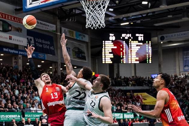 BBL Cup Vet Concept Gladiators Trier FC Bayern Munich 16 11 2025 Andreas Andi Obst FC Bayern Munich, 13 in the throw, Nolan Adekunle Vet Concept Gladiators Trier, 22 , Marten Linßen Vet Concept Gladiators Trier, 12 BBL Cup Vet Concept Gladiators Trier FC Bayern Munich Trier, SWT Arena, 16 11 2025 Copyright: xBEAUTIFULxSPORTS Wunderlx