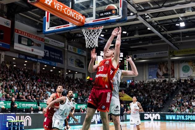 BBL Cup Vet Concept Gladiators Trier FC Bayern Munich 16 11 2025 Justinian Jessup FC Bayern Munich, 10 on the throw, Marten Linßen Vet Concept Gladiators Trier, 12 BBL Cup Vet Concept Gladiators Trier FC Bayern Munich Trier, SWT Arena, 16 11 2025 Copyright: xBEAUTIFULxSPORTS Wunderlx