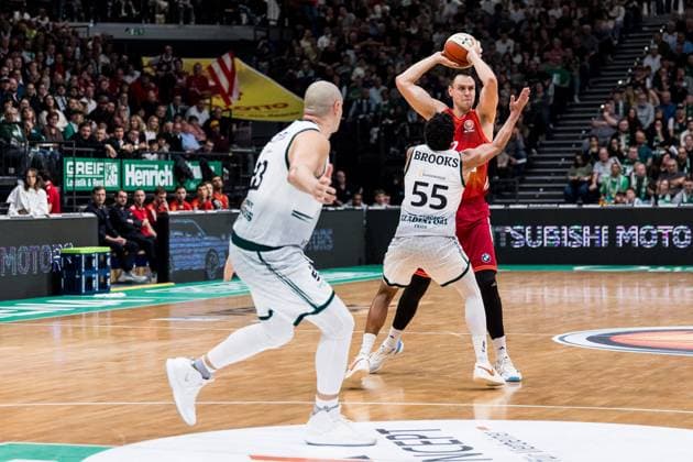 BBL Cup Vet Concept Gladiators Trier FC Bayern Munich 16 11 2025 Eli Brooks Vet Concept Gladiators Trier, 55 , Johannes Voigtmann FC Bayern Munich, 7 on the ball BBL Cup Vet Concept Gladiators Trier FC Bayern Munich Trier, SWT Arena, 16 11 2025 Copyright: xBEAUTIFULxSPORTS Wunderlx