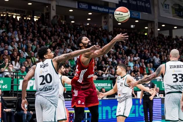 BBL Cup Vet Concept Gladiators Trier FC Bayern Munich 16 11 2025 Urald King Vet Concept Gladiators Trier, 20 , Spencer Dinwiddie FC Bayern Munich, 26 on the ball BBL Cup Vet Concept Gladiators Trier FC Bayern Munich Trier, SWT Arena, 16 11 2025 Copyright: xBEAUTIFULxSPORTS Wunderlx