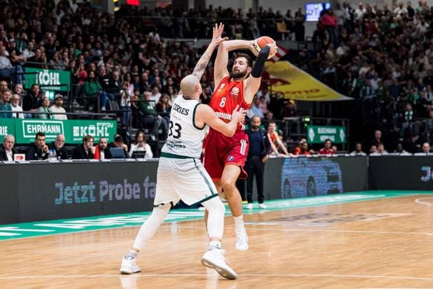 BBL Cup Vet Concept Gladiators Trier FC Bayern Munich 16 11 2025 Maik Zirbes Vet Concept Gladiators Trier, 33 , Leon Kratzer FC Bayern Munich, 8 on the ball BBL Cup Vet Concept Gladiators Trier FC Bayern Munich Trier, SWT Arena, 16 11 2025 Copyright: xBEAUTIFULxSPORTS Wunderlx