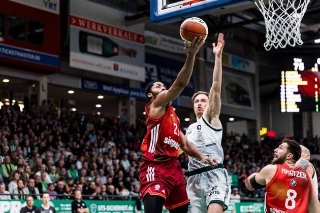 BBL Cup Vet Concept Gladiators Trier FC Bayern Munich 16 11 2025 Spencer Dinwiddie FC Bayern Munich, 26 in the throw, Marco Hollersbacher Vet Concept Gladiators Trier, 9 BBL Cup Vet Concept Gladiators Trier FC Bayern Munich Trier, SWT Arena, 16 11 2025 Copyright: xBEAUTIFULxSPORTS Wunderlx