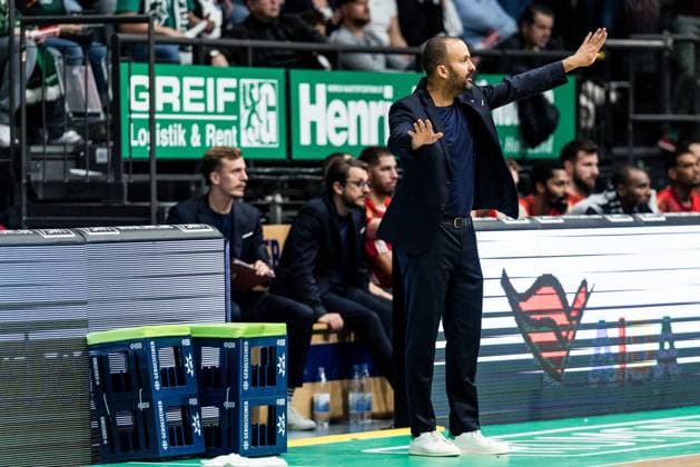 BBL Cup Vet Concept Gladiators Trier FC Bayern Munich 16 11 2025 TJ Parker Assistant Coach FC Bayern Munich gesticulates BBL Cup Vet Concept Gladiators Trier FC Bayern Munich Trier, SWT Arena, 16 11 2025 Copyright: xBEAUTIFULxSPORTS Wunderlx