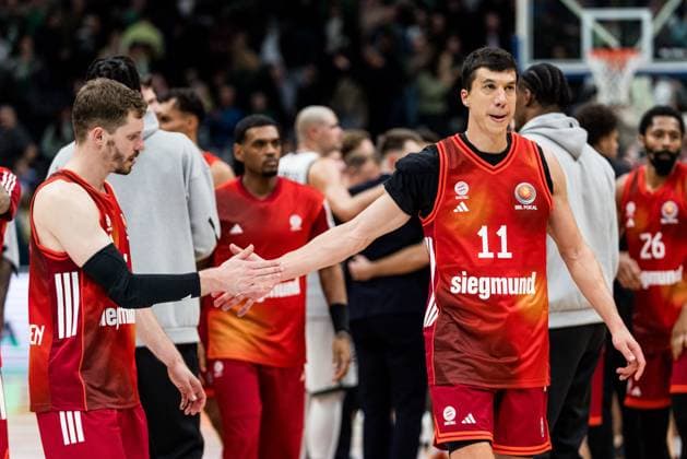 BBL Cup Vet Concept Gladiators Trier FC Bayern Munich 16 11 2025 Andreas Andi Obst FC Bayern Munich, 13 and Vladimir Lucic FC Bayern Munich, 11 applaud after the win BBL Cup Vet Concept Gladiators Trier FC Bayern Munich Trier, SWT Arena, 16 11 2025 Copyright: xBEAUTIFULxSPORTS Wunderlx