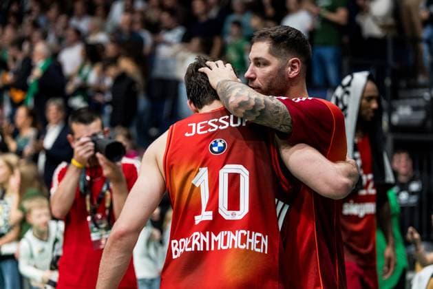 BBL Cup Vet Concept Gladiators Trier FC Bayern Munich 16 11 2025 Justinian Jessup FC Bayern Munich, 10 and Stefan Jovic FC Bayern Munich, 16 embrace after the win BBL Cup Vet Concept Gladiators Trier FC Bayern Munich Trier, SWT Arena, 16 11 2025 Copyright: xBEAUTIFULxSPORTS Wunderlx