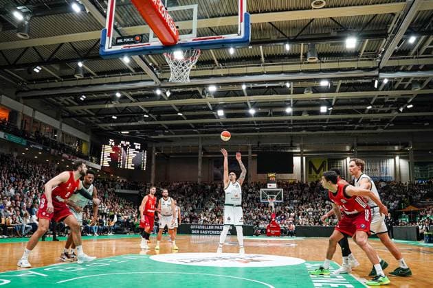 16 11 2025, xdaymx, Basketball DBB Pokal, Gladiators Trier FC Bayern München Freiwurf Maik Zirbes Trier DFL DFB REGULATIONS PROHIBIT ANY USE OF PHOTOGRAPHS as IMAGE SEQUENCES and or QUASI VIDEO Trier