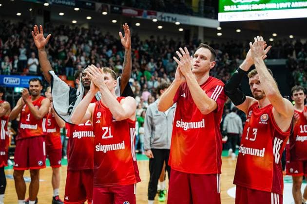 16 11 2025, xdaymx, Basketball DBB Pokal, Gladiators Trier FC Bayern München Bayern München players thank fans who traveled with them DFL DFB REGULATIONS PROHIBIT ANY USE OF PHOTOGRAPHS as IMAGE SEQUENCES and or QUASI VIDEO Trier