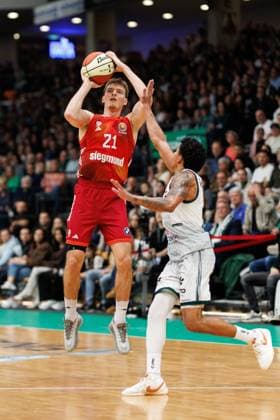 Justus Hollatz FC Bayern Basketball in duel with Eli Brooks Gladiators Trier , Vet Concept Gladiators Trier vs FC Bayern Basketball, Basketball, BBL Cup, Quarterfinals, Season 2025 2026, 16 11 2025 Vet Concept Gladiators Trier vs FC Bayern Basketball, Basketball, BBL Cup, Quarterfinals, Season 2025 2026, 16 11 2025 Copyright: xEibner-Pressefoto AlexanderxNeisx EP_ANS