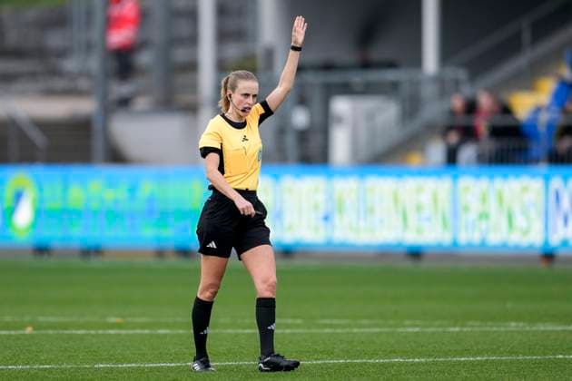 Davina Lutz referee, gives instructions, gestures, gesticulates with arms, cropped, full body, single image, single photo, action, action, 16 11 2025, Sinsheim Hoffenheim Germany , Football, DFB Cup Women, Round of 16, TSG 1899 Hoffenheim Eintracht Frankfurt, DFB DFL REGULATIONS PROHIBIT ANY USE OF PHOTOGRAPHS AS IMAGE SEQUENCES AND OR QUASI VIDEO xozx