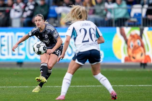 from left Nadine Riesen SGE, 22 , Janna Grimm TSG, 26 , Action, Action, Game scene, 16 11 2025, Sinsheim Hoffenheim Germany , Soccer, DFB Cup Women, Round of 16, TSG 1899 Hoffenheim Eintracht Frankfurt, DFB DFL REGULATIONS PROHIBIT ANY USE OF PHOTOGRAPHS AS IMAGE SEQUENCES AND OR QUASI VIDEO xozx