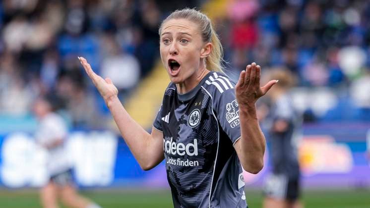 Rebecka Blomqvist SGE, 28 , gives instructions, gestures, gesticulates with arms, single image, single photo, action, action, 16 11 2025, Sinsheim Hoffenheim Germany , Football, DFB Cup Women, Round of 16, TSG 1899 Hoffenheim Eintracht Frankfurt, DFB DFL REGULATIONS PROHIBIT ANY USE OF PHOTOGRAPHS AS IMAGE SEQUENCES AND OR QUASI VIDEO xozx